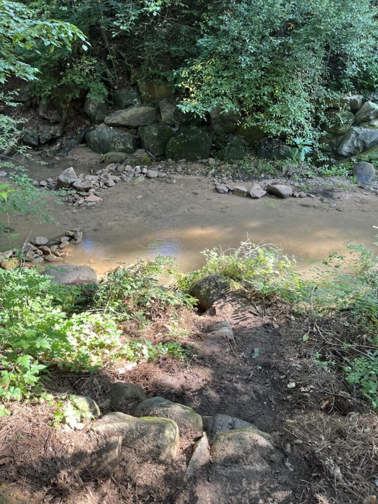 First view of the shallow stream at Jingwansa Valley from the side path